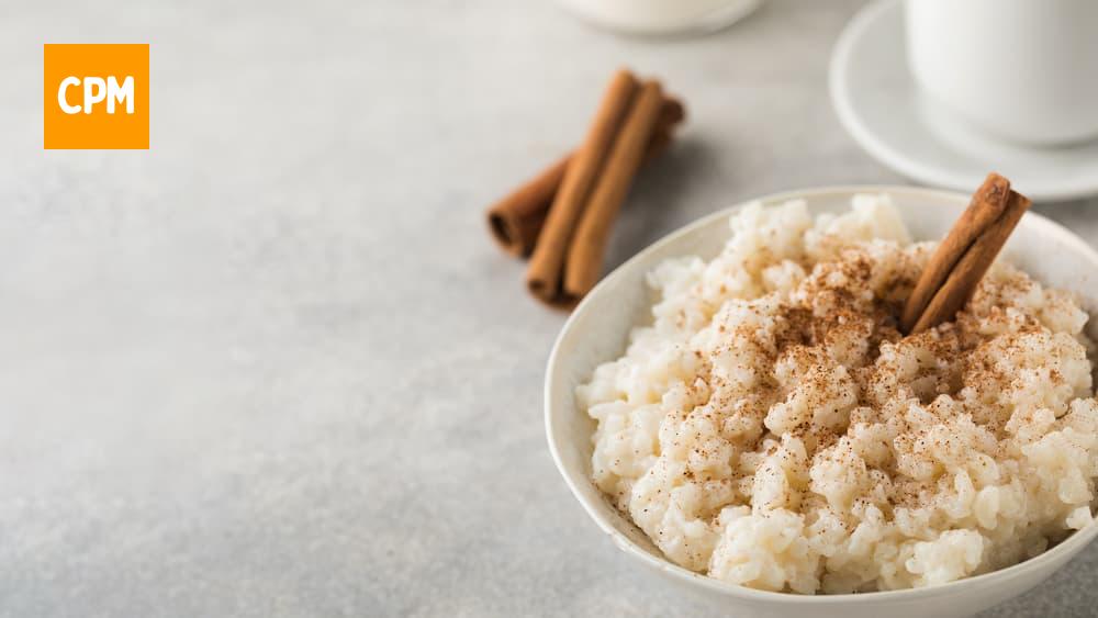 Imagem mostra o arroz risengrød  que é uma iguaria da comida dinamarquesa